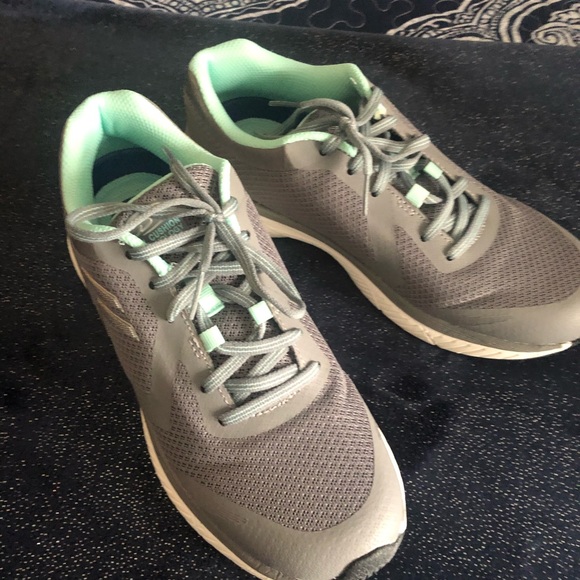 Skechers grey woman’s sneaker   7 1/2 Gel Cushion - Picture 3 of 10